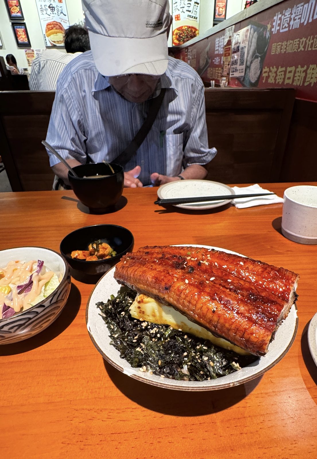 餐桌前的留影