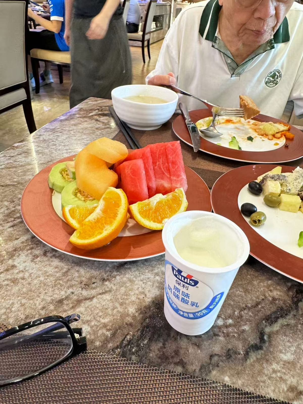 教授面前的水果酸奶