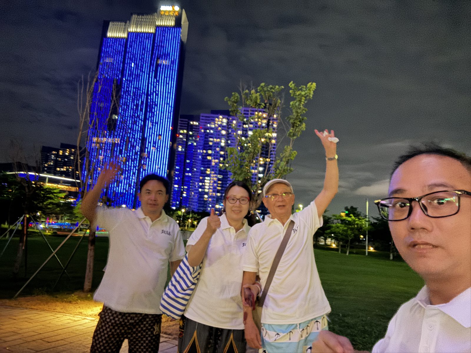 夜晚高楼前的合影