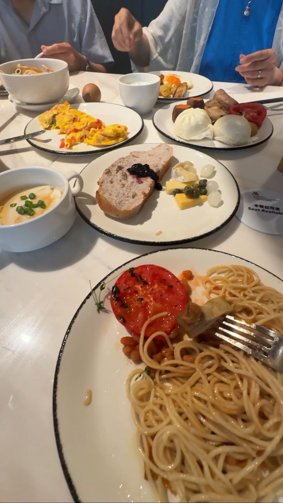 一家人围坐吃早餐