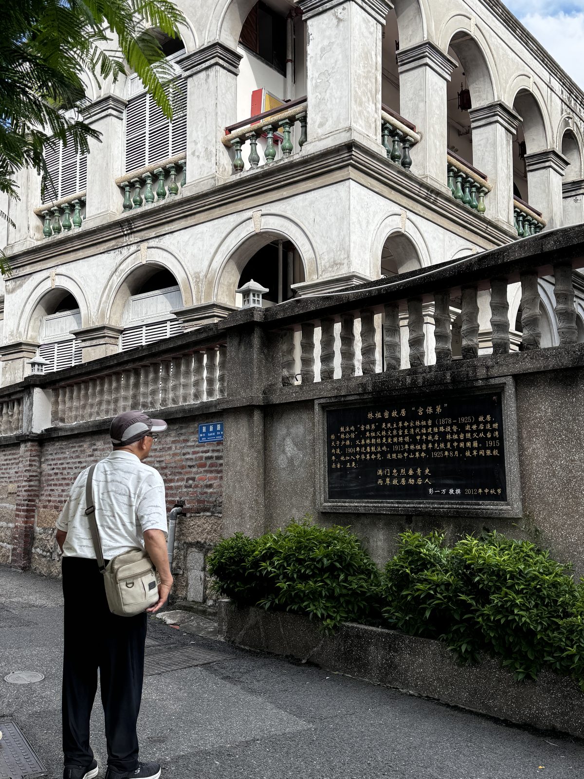 白墙灰瓦的古建筑