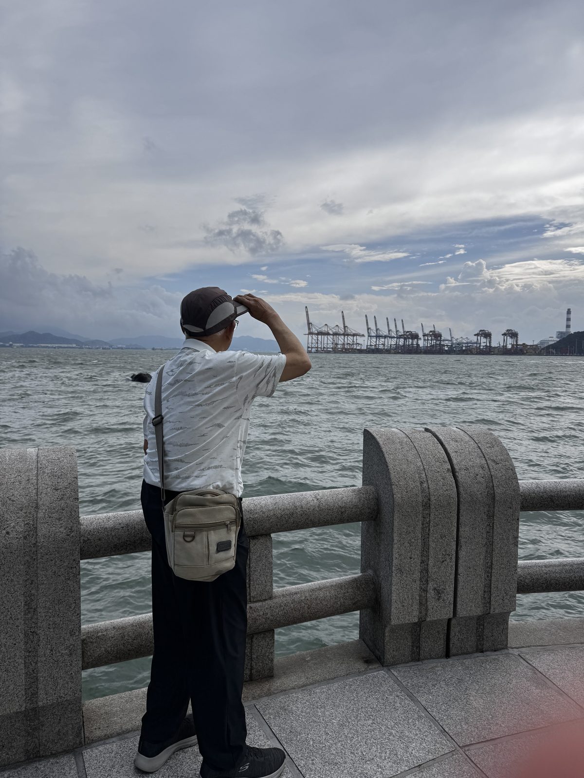 码头边的海