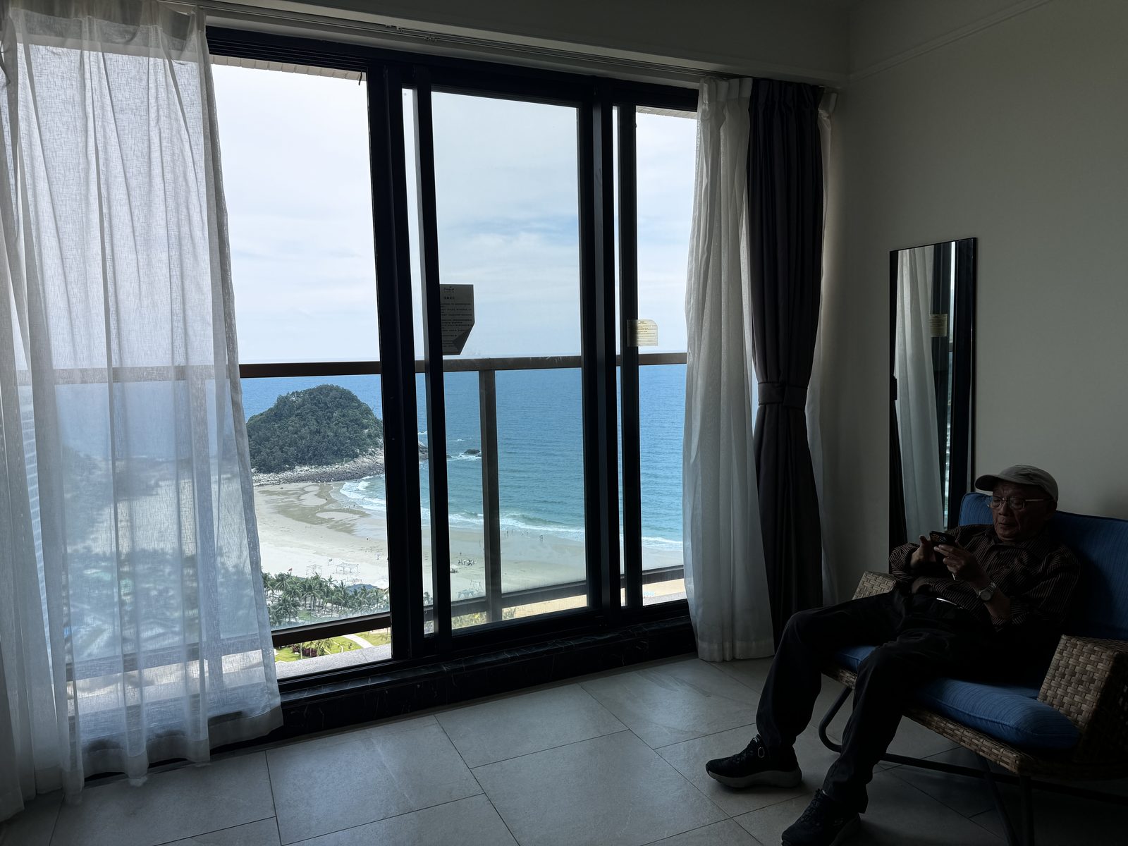 海景房窗边的教授